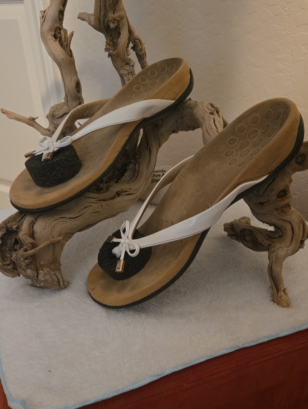 Women's Vionic White Thong Sandals